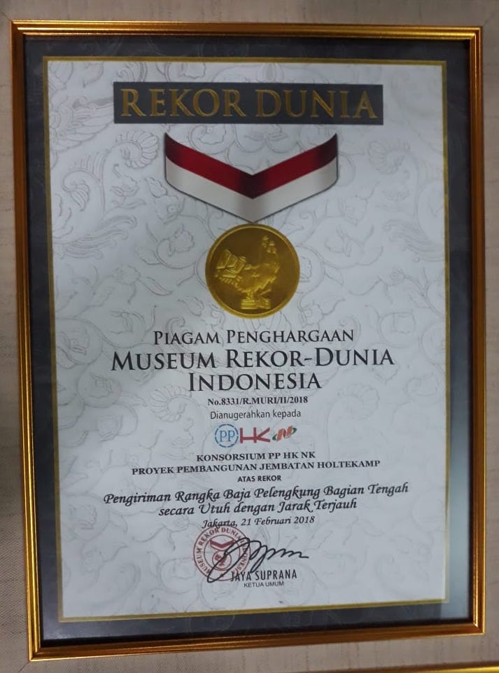 PIAGAM PENGHARGAAN MUSEUM REKOR DUNIA INDONESIA (Pengiriman Rangka Baja Pelengkung Bagian Tengah secara Utuh dengan Jarak Terjauh untuk Proyek Jembatan Holtekamp)