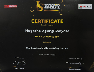 Best Leadership on Safety Culture untuk SVP QHSE PTPP Nugroho Agung Sanyoto