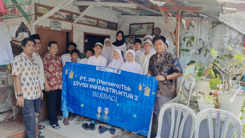 Penyerahan Paket Sembako dan santunan di Kelurahan Gedong jakarta Timur Divisi Infrastruktur 2