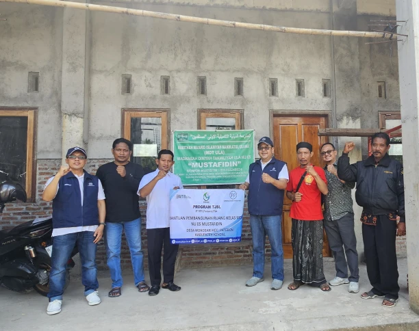 PTPP (Persero) Tbk provides financial assistance to MI NU 05 Mustafidin, Kendal Regency