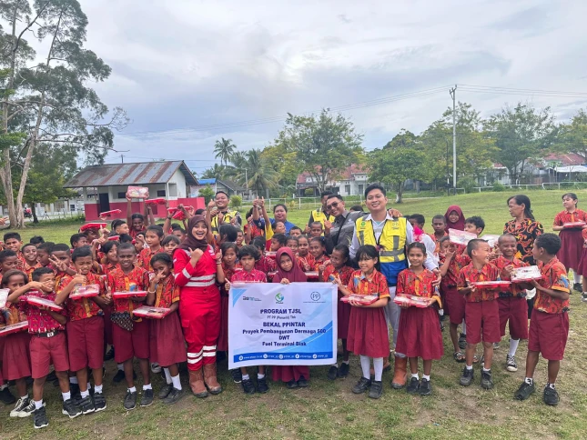 PPintar Provision Program for Aru Biak Papua Presidential Elementary School providing Rice Boxes