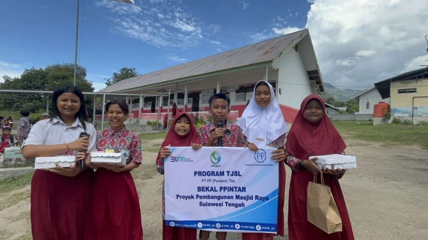 PTPP with PPintar Provision Program provides rice boxes for SD Inpres Porame Central Sulawesi
