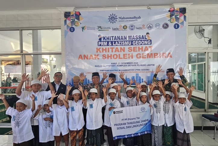 As a manifestation of mutual concern, PT PP (Persero) Tbk supports the implementation of mass circumcisions at the Al-Khairat Mosque.