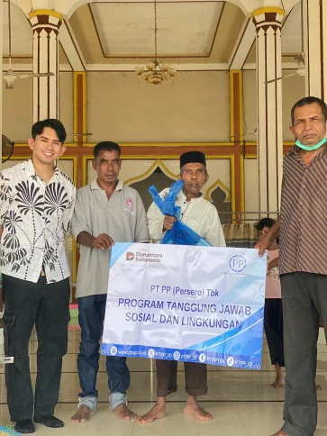 PTPP Dukung Penguatan Nilai Keagamaan di Pidie Melalui Pembagian Al-Qur'an