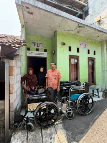 Bantuan Kursi Roda untuk Penyandang Disabilitas di Cijantung, Jakarta Timur